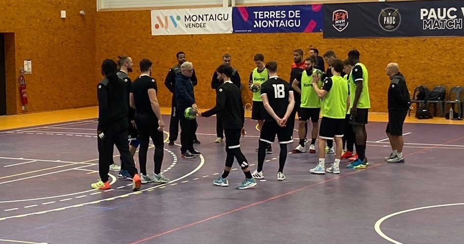 Les élèves de l’option EPS assistent à un entraînement de l’équipe de Handball d’Aix en Provence